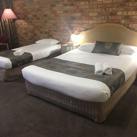 Pines Country Club Motor Inn เชปเปอร์ตัน ภายนอก รูปภาพ