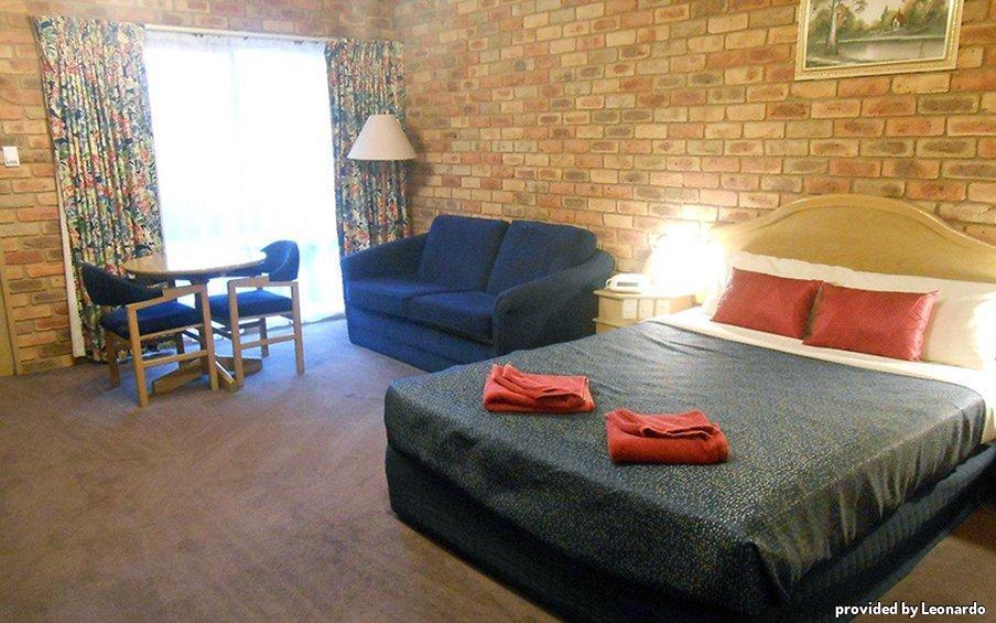 Pines Country Club Motor Inn เชปเปอร์ตัน ภายนอก รูปภาพ