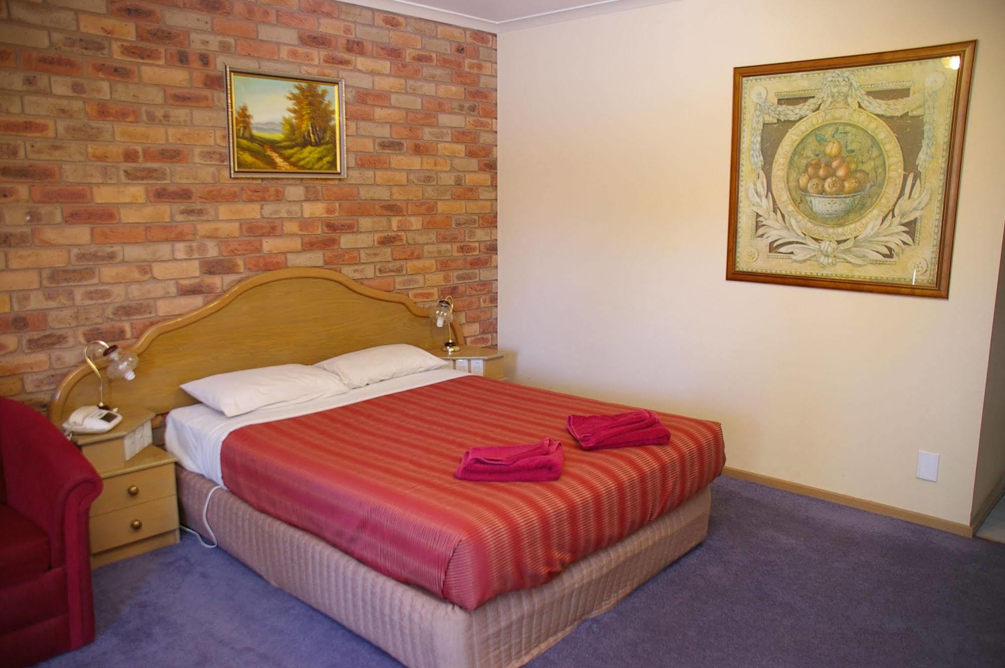 Pines Country Club Motor Inn เชปเปอร์ตัน ภายนอก รูปภาพ