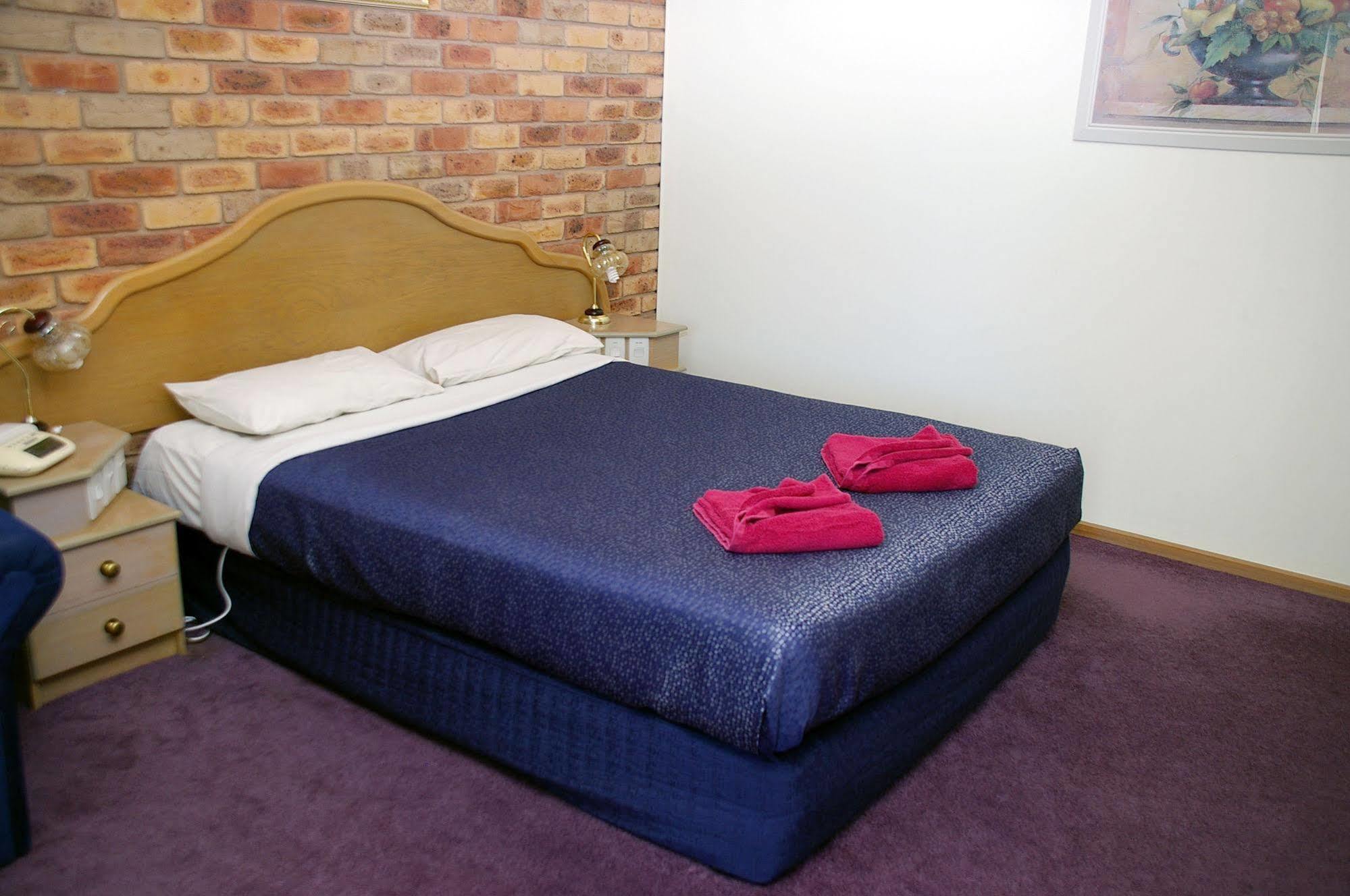 Pines Country Club Motor Inn เชปเปอร์ตัน ภายนอก รูปภาพ