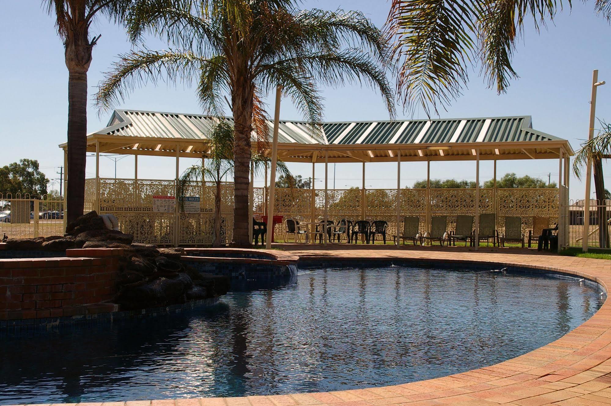 Pines Country Club Motor Inn เชปเปอร์ตัน ภายนอก รูปภาพ