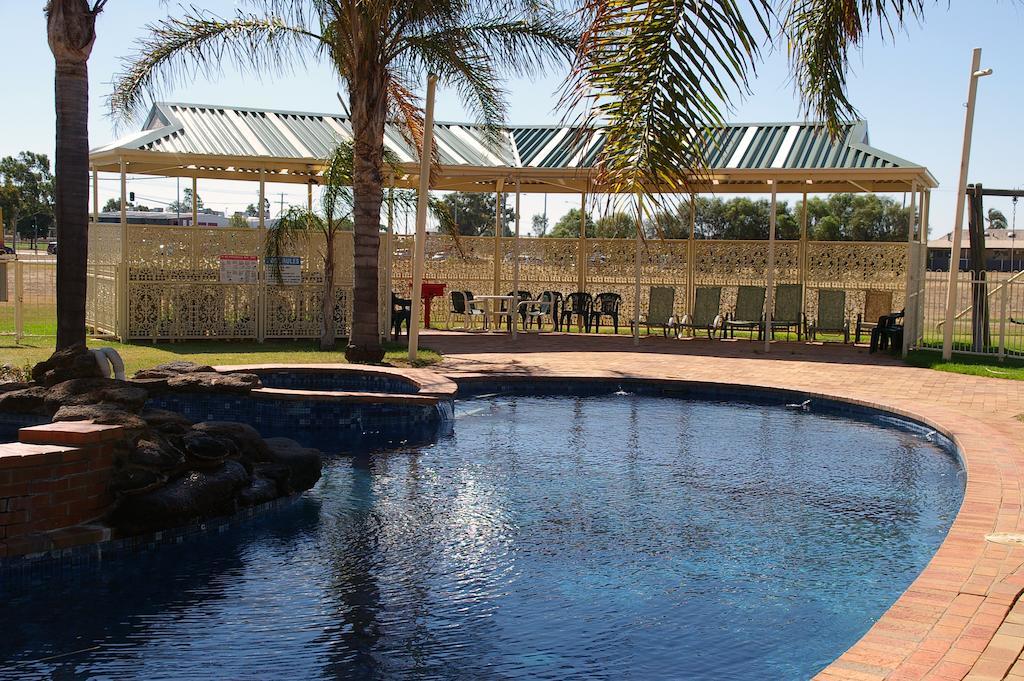 Pines Country Club Motor Inn เชปเปอร์ตัน ภายนอก รูปภาพ
