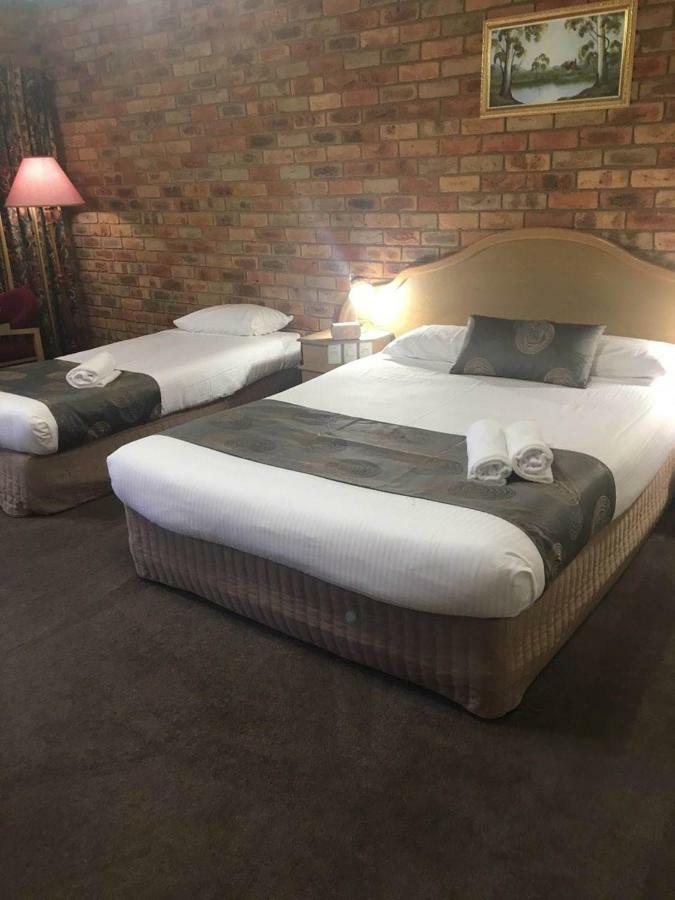 Pines Country Club Motor Inn เชปเปอร์ตัน ภายนอก รูปภาพ